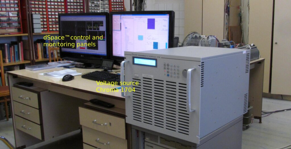 Uspořádání experimentu v laboratoři- dSpace control a monitorovací panely se zdrojem napětí Chroma 1704