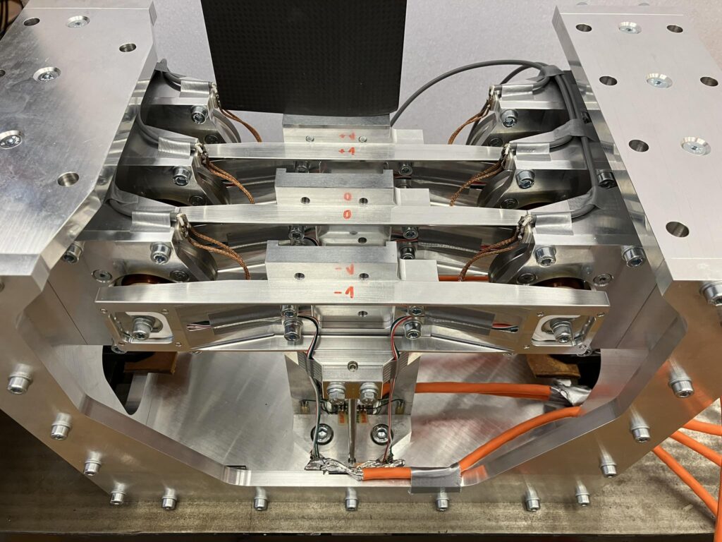 Figure 4 - Elastic suspension of the three middle blades with excitation and measurement instrumentation