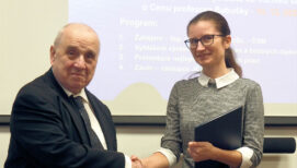 Tereza Vaňková přebírá Cenu prof. Babušky