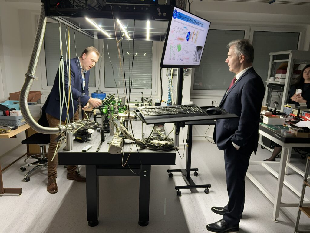 R. Pánek v opto-akustické laboratoři Ústavu termomechaniky AV ČR