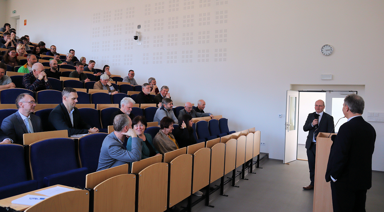 Diskuse s předsedou AV ČR v Ústavu termomechaniky