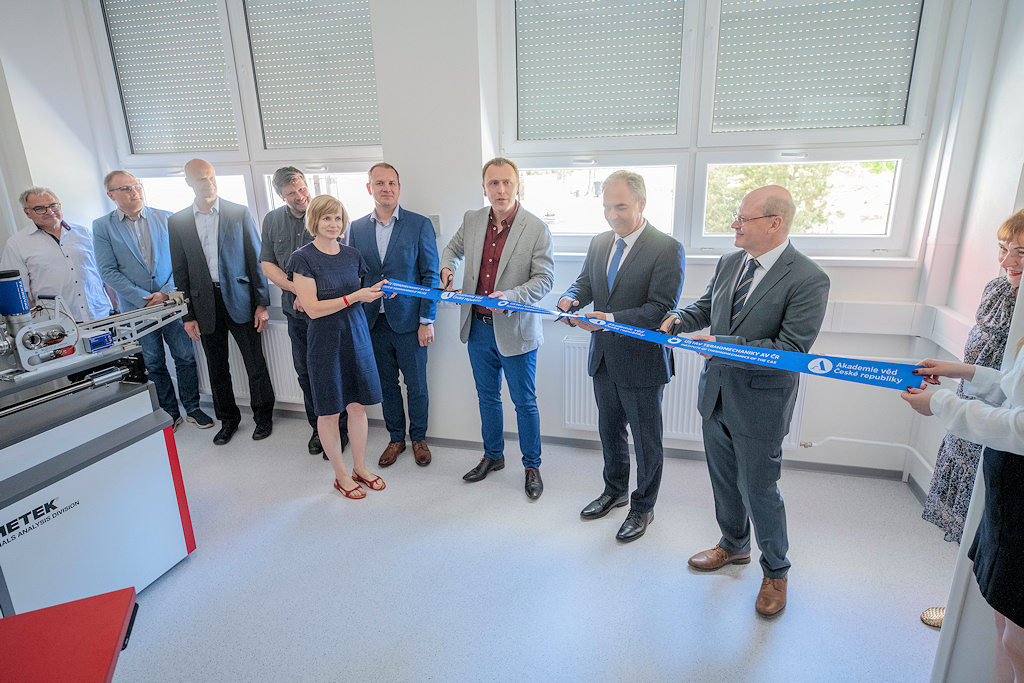 Stříhání pásky APT Ústav termomechaniky